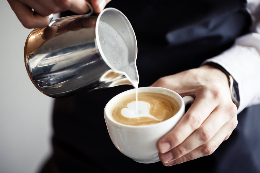 Urheberrecht: Closeup of Barman making coffee, pouring milk deli_-_6643981-barman-making-coffee-pouring-milk.jpg